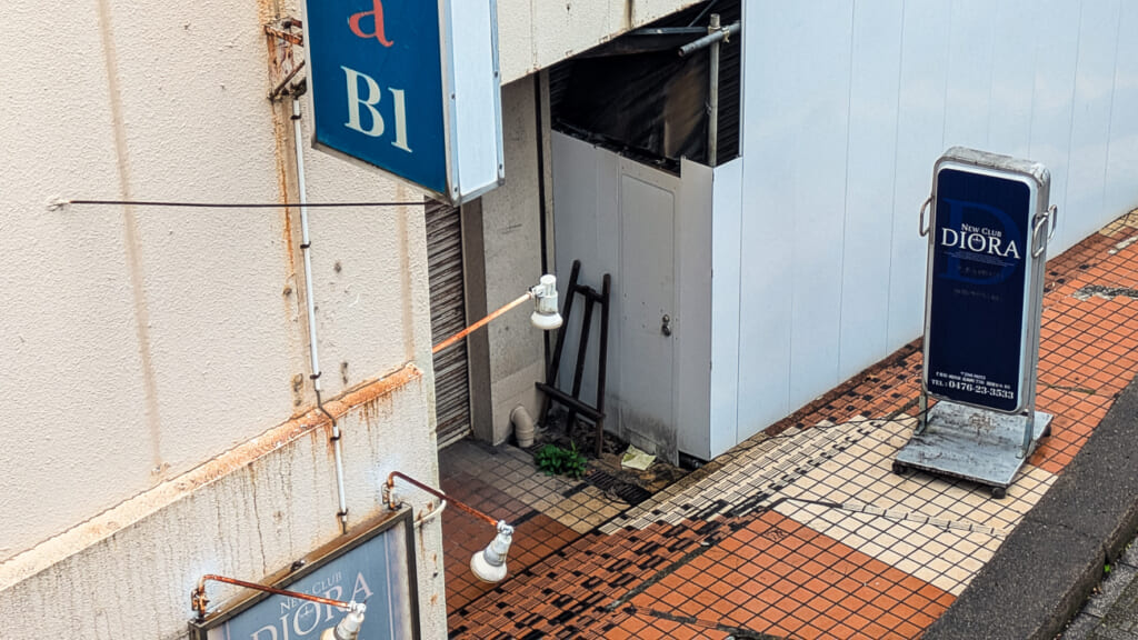 2026年10月撮影・成田市花崎町の開運ビル 地下B1の表示とDIORAの看板|営業中