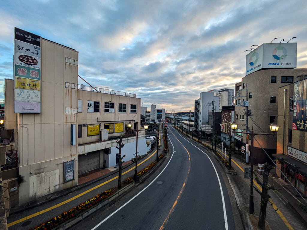 2026年10月撮影・成田市花崎町の開運橋から見た市役所通り 東へ下る坂と開運ビル|現存