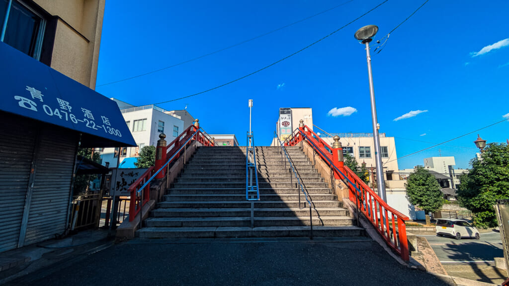 2026年10月撮影・成田市花崎町の開運橋 朱色の欄干の全景|現存