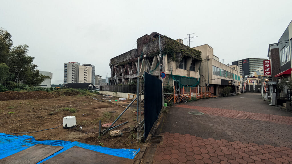 2026年10月撮影・成田市花崎町 開運ビルの北側から見た路地|現存