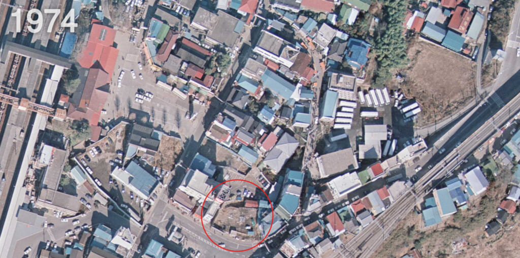 1974年・成田市花崎町 京成成田駅前の角地の空中写真 建物の取り壊し後（国土地理院）｜解体済み
