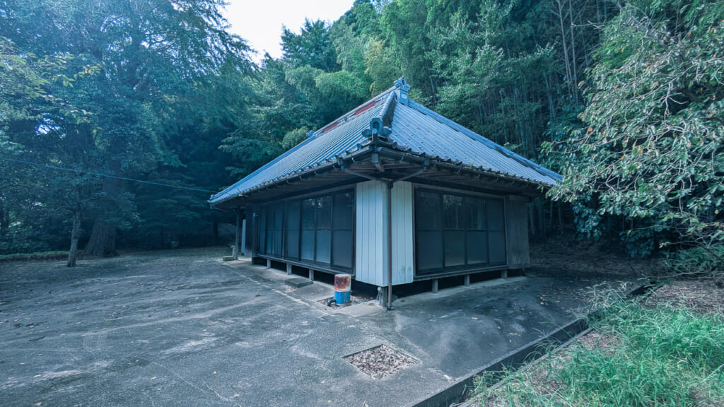 吉祥院の境内に供えられた花（芝山町菱田、2026年9月撮影）