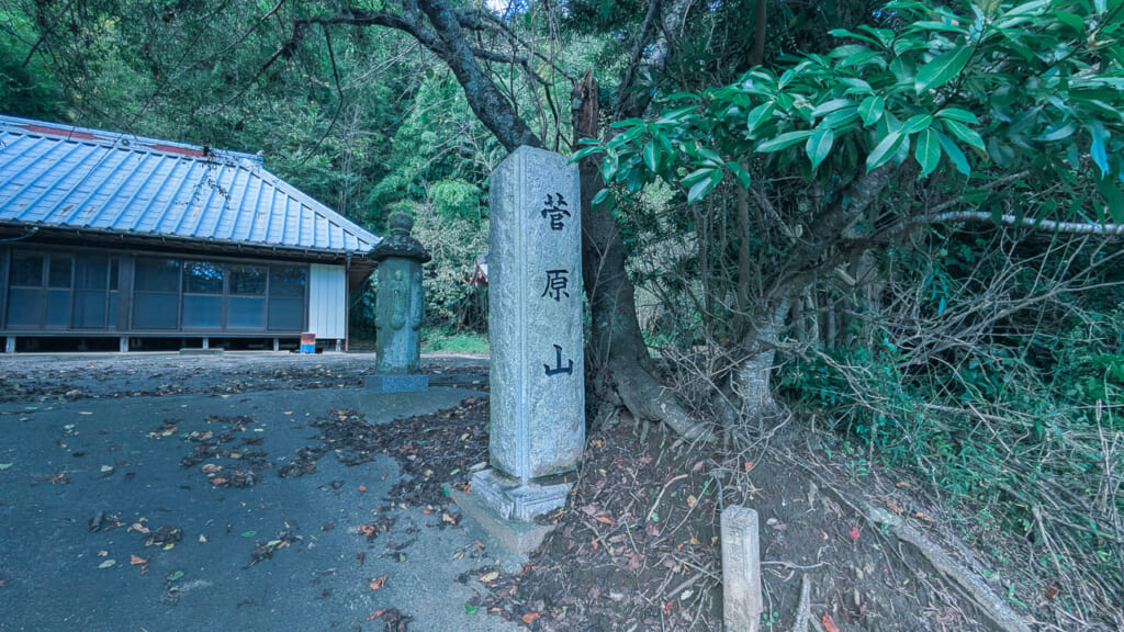 掃き清められた吉祥院の境内（芝山町菱田、2026年9月撮影）