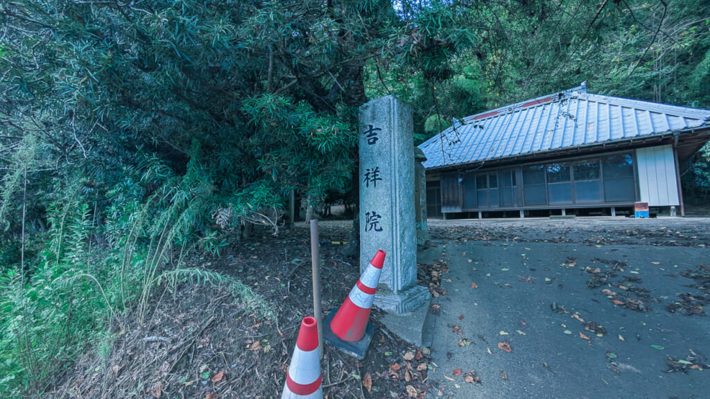 雨戸が閉まった吉祥院の本堂（芝山町菱田、2026年9月撮影）
