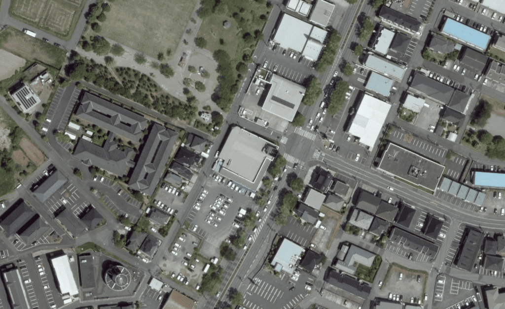 成田市郷部1403番・1404番の区画を地図と航空写真で示した図