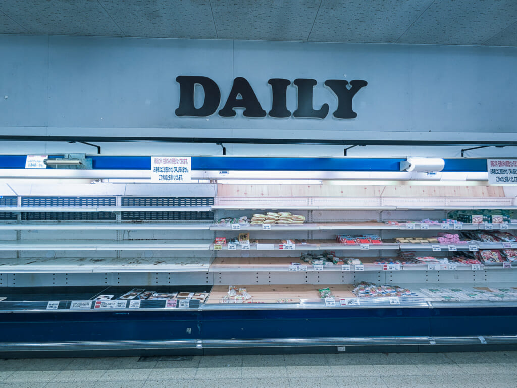 2026年10月撮影・成田市土屋のタイヨー成田店 営業最終日のデイリー売場とDAILYの切り文字｜営業中