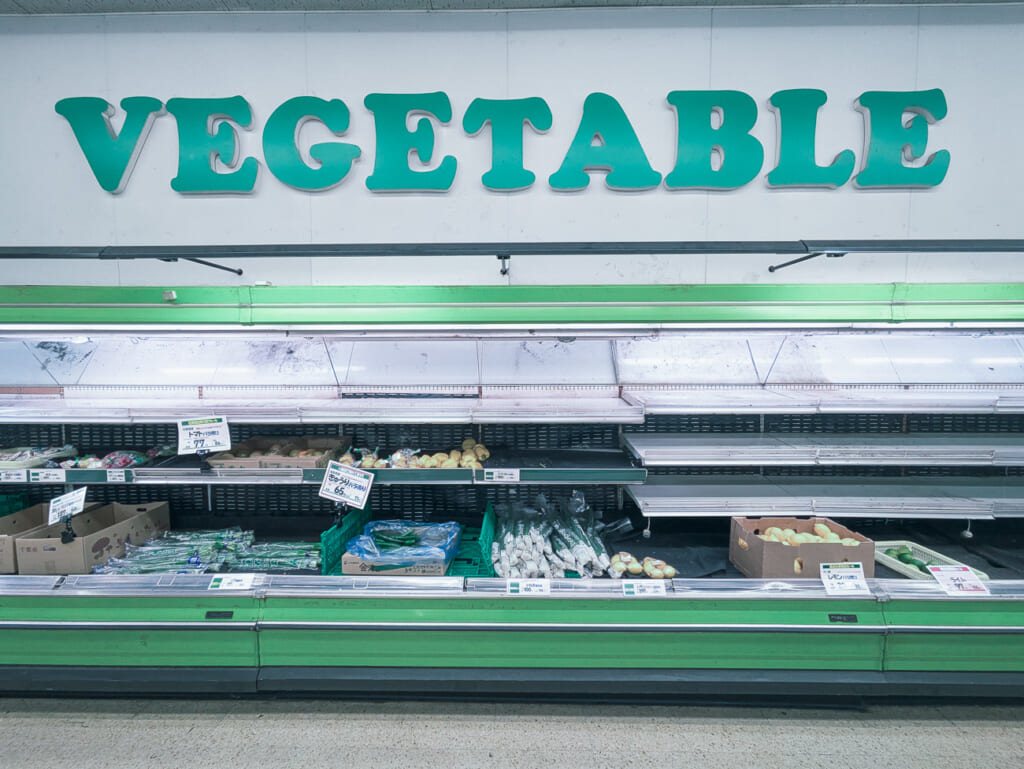 2026年10月撮影・成田市土屋のタイヨー成田店 営業最終日の青果売場とVEGETABLEの切り文字｜営業中